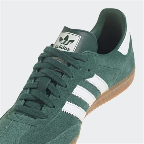 adidas shirt met schoenen erop|T.